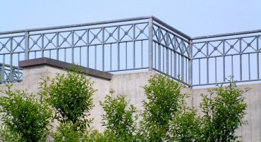 Windows in aluminium and banisters in stainless steel