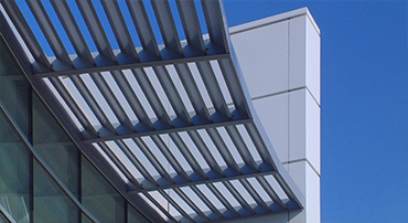 Facade in semi-structured aluminium and composite wall coverings