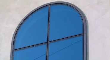 Facade in semi-structured aluminium and reflective double glazings