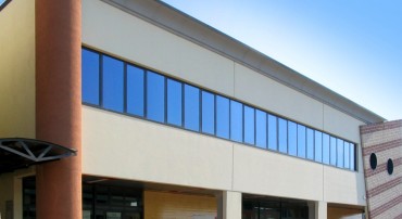 Facade in aluminium and windows and door frames in thermal extruded